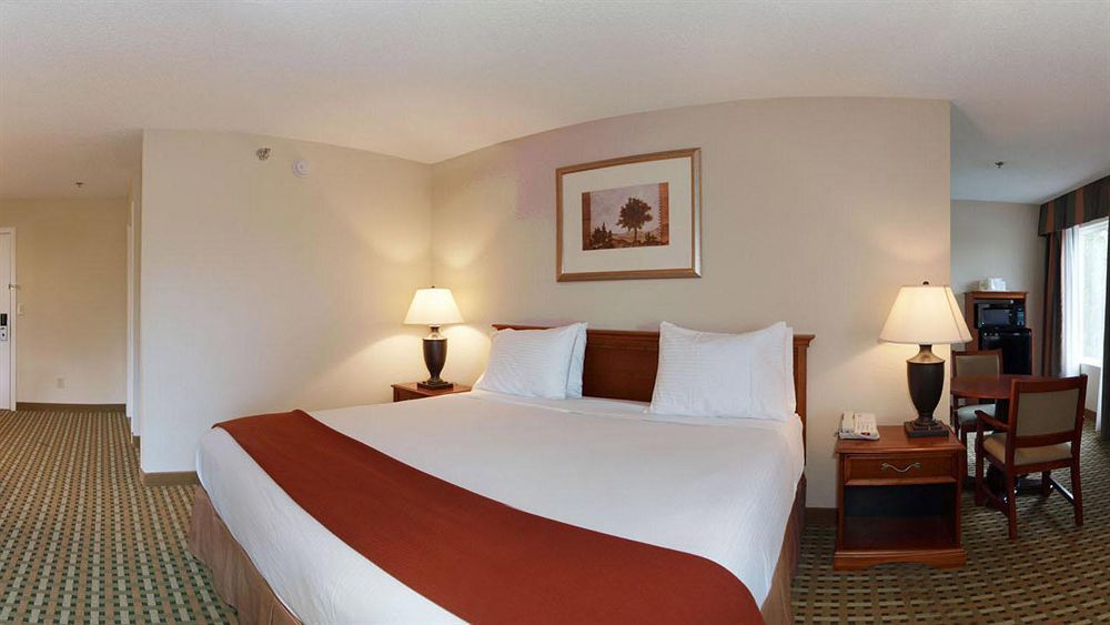 Hotel Baymont By Wyndham Cornelia Esterno foto