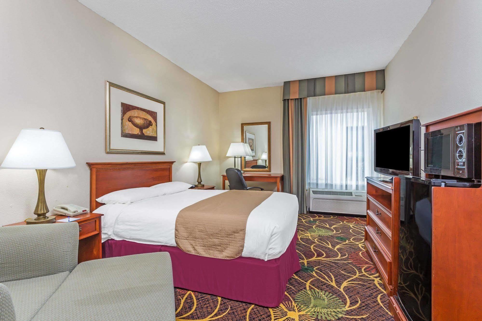 Hotel Baymont By Wyndham Cornelia Esterno foto