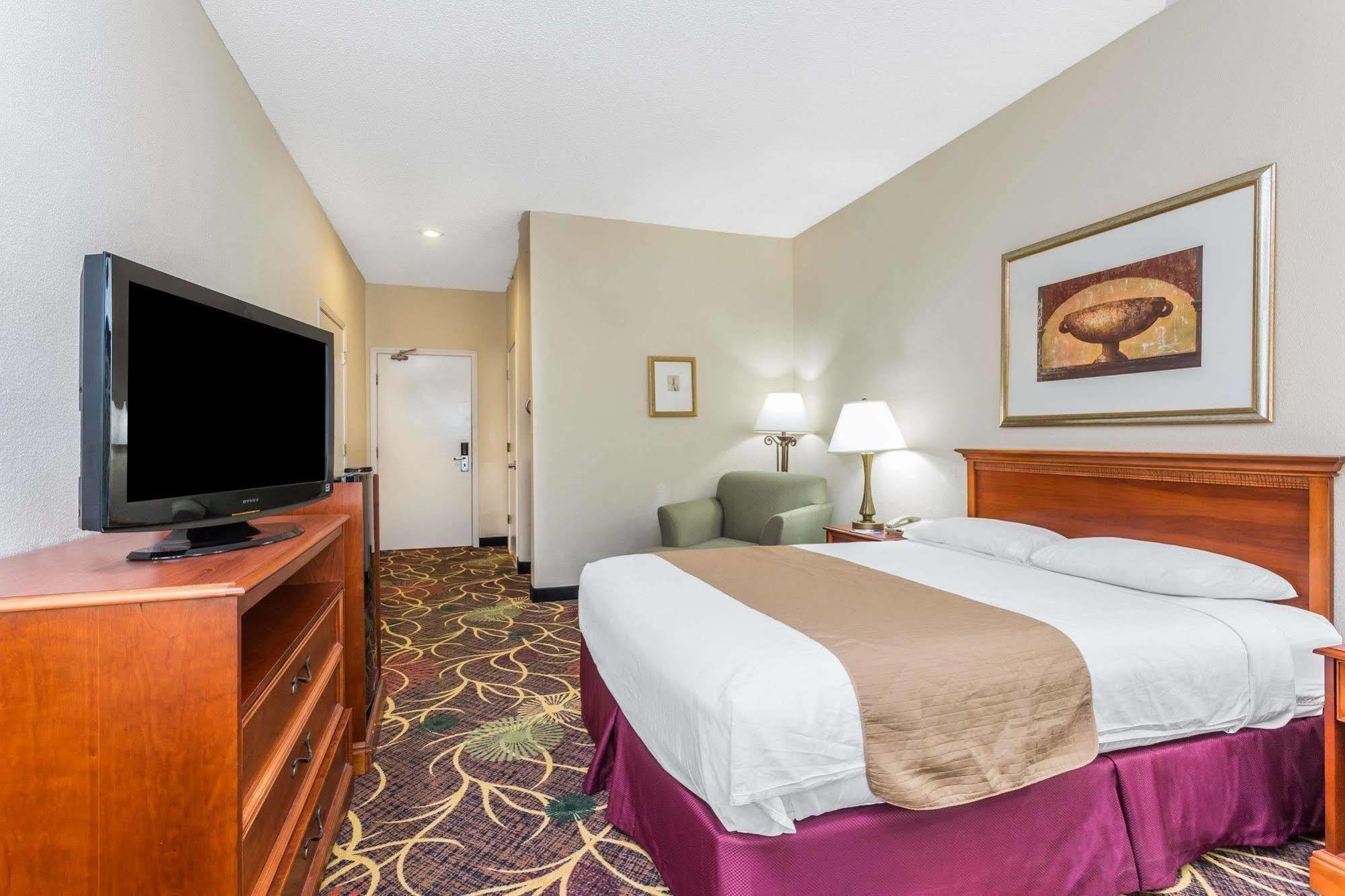 Hotel Baymont By Wyndham Cornelia Esterno foto
