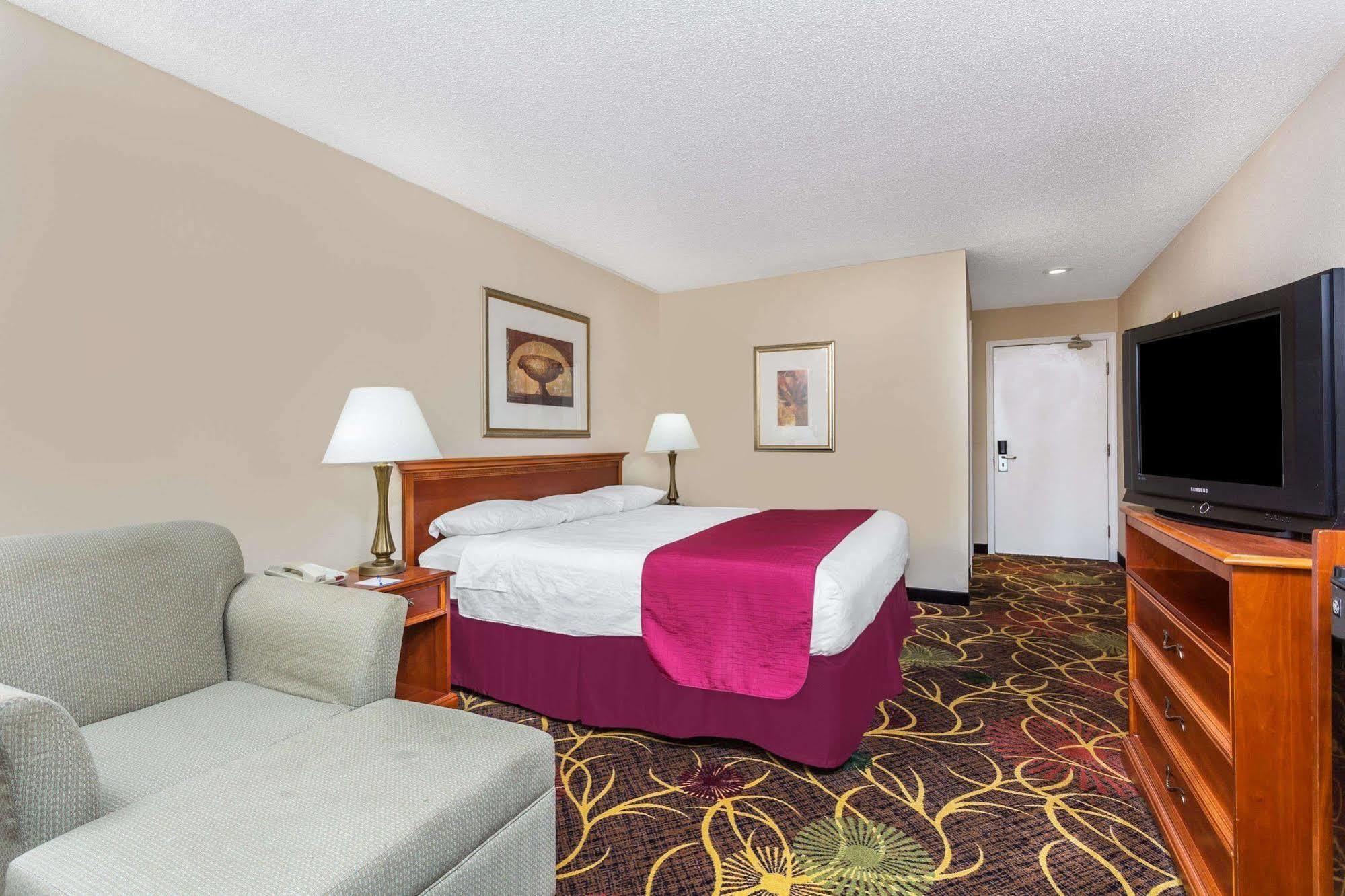 Hotel Baymont By Wyndham Cornelia Esterno foto