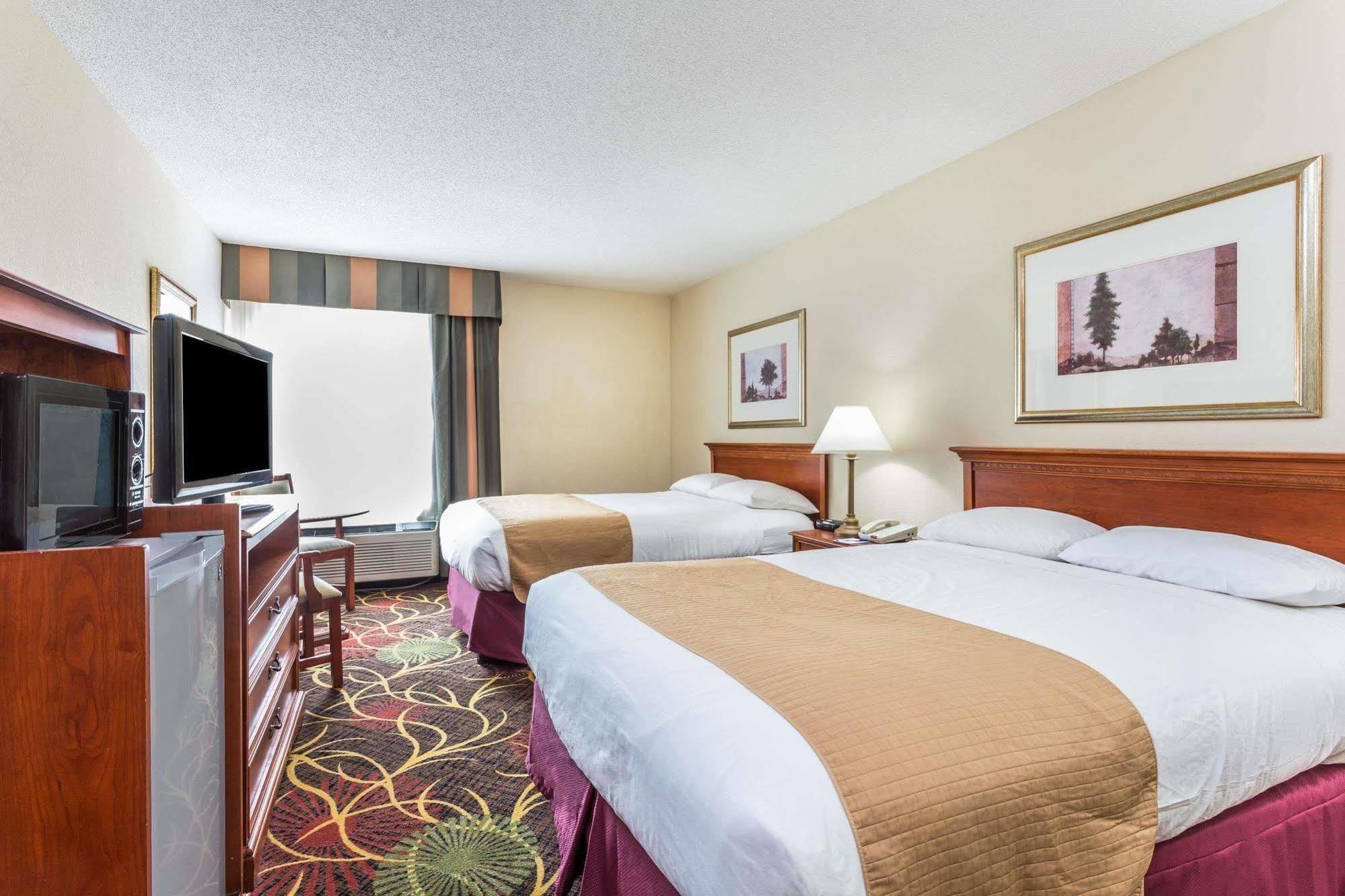 Hotel Baymont By Wyndham Cornelia Esterno foto